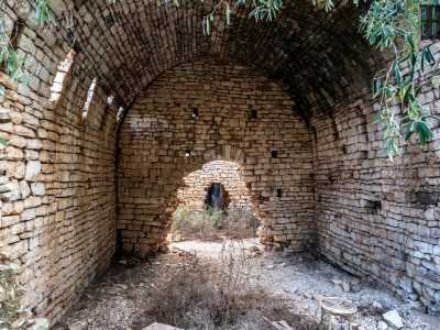 ...la pi� grande delle quali ci conduce in vari ambienti in pietra aperti...